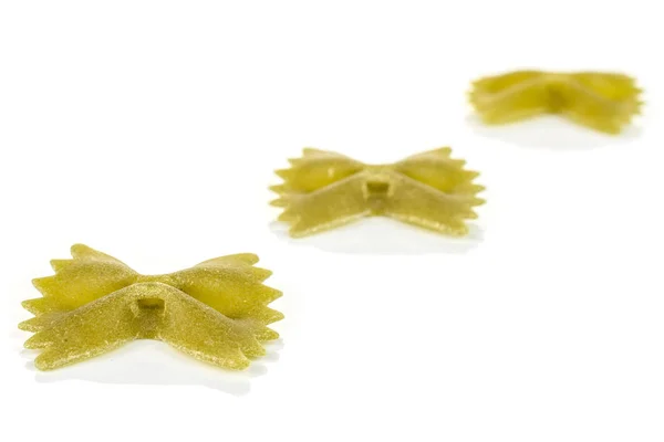 Surový Farfalle Tricolore izolovaný na bílém — Stock fotografie