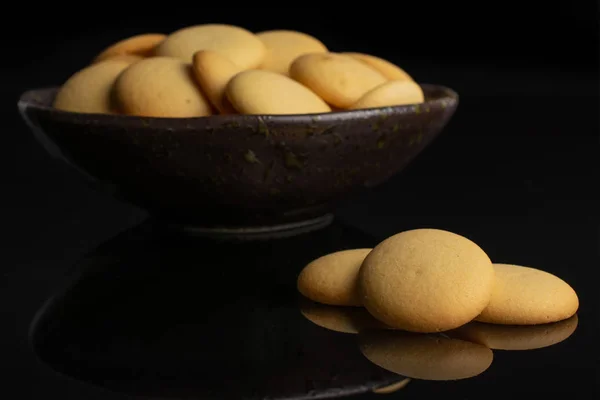 Biscuit doux en éponge isolé sur verre noir — Photo