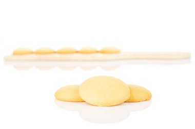 Tatlı sünger bisküvi beyaz izole