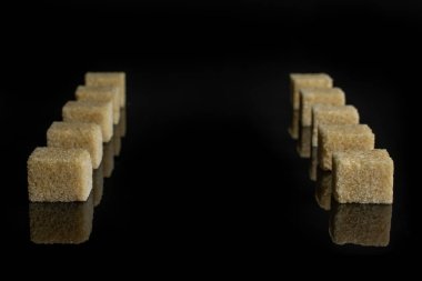 Kahverengi şeker küpü siyah cam izole