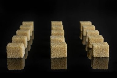 Kahverengi şeker küpü siyah cam izole