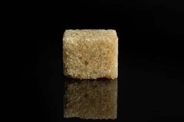 Kahverengi şeker küpü siyah cam izole