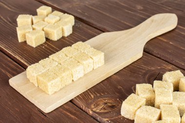 Kahverengi ahşap kahverengi şeker küpü