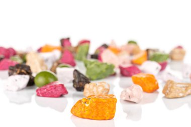 Çikolata taş şeker beyaz izole