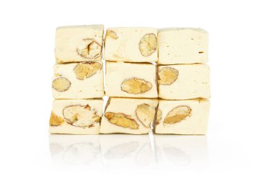 Beyaz nougat şeker beyaz izole