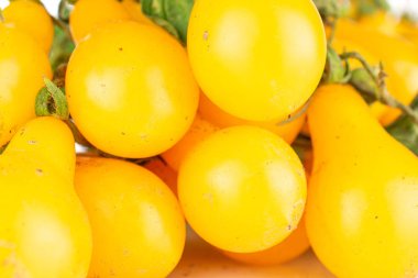 Sarı armut domates beyaz izole