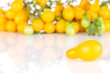 Sarı armut domates beyaz izole