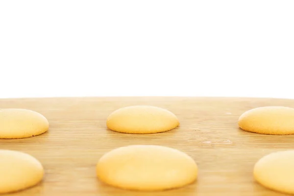 甜海绵饼干隔离在白色 — 图库照片