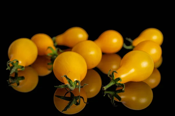 Pomodoro di pera giallo isolato su vetro nero — Foto Stock