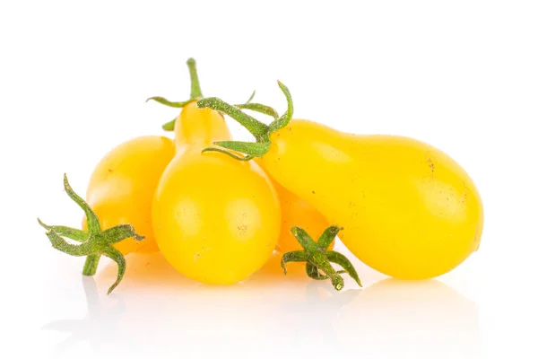 Желтый грушевый помидор изолирован на белом — стоковое фото