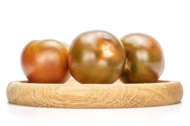 Taze yeşil kırmızı domates beyaz izole