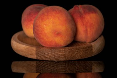 Taze bulanık şeftali siyah cam izole