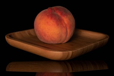 Taze bulanık şeftali siyah cam izole