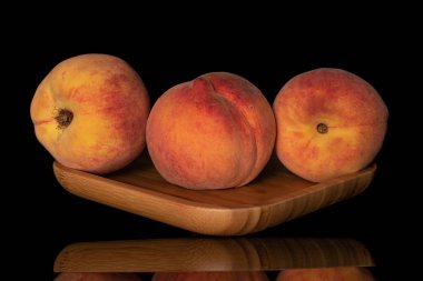 Taze bulanık şeftali siyah cam izole