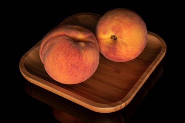 Taze bulanık şeftali siyah cam izole