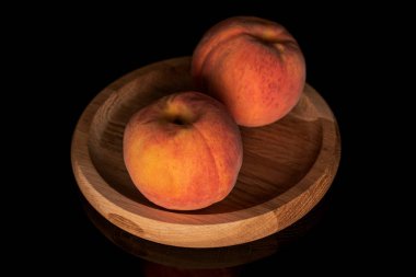 Taze bulanık şeftali siyah cam izole