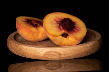 Taze bulanık şeftali siyah cam izole