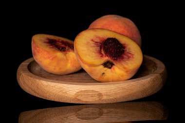 Taze bulanık şeftali siyah cam izole