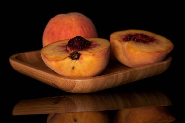 Taze bulanık şeftali siyah cam izole