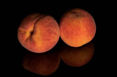 Taze bulanık şeftali siyah cam izole