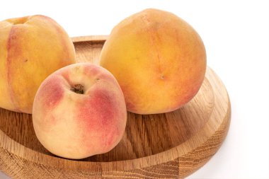 Taze bulanık şeftali beyaz izole