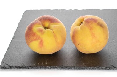 Taze bulanık şeftali beyaz izole