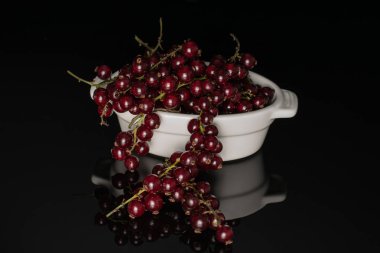 Siyah cam üzerinde izole taze koyu frenk üzümü