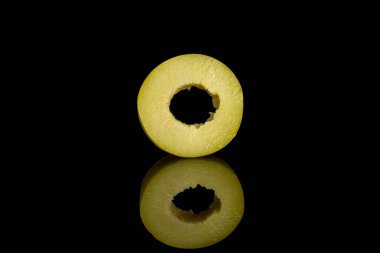 Siyah cam üzerine izole çukurlu yeşil zeytin