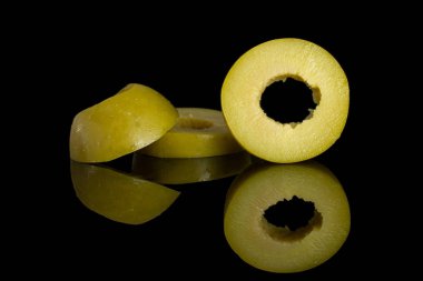 Siyah cam üzerine izole çukurlu yeşil zeytin