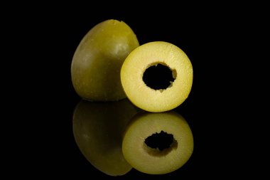 Siyah cam üzerine izole çukurlu yeşil zeytin