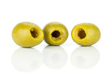 Beyaz üzerine izole çekirdekli yeşil zeytin
