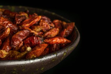Kuru kırmızı pepperoncino biber siyah cam izole
