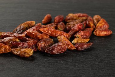 Gri taş üzerine kuru kırmızı biberoncino biber
