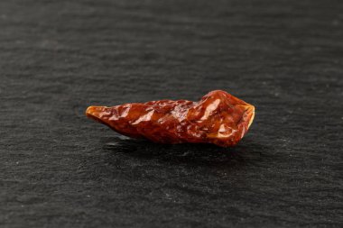 Gri taş üzerine kuru kırmızı biberoncino biber