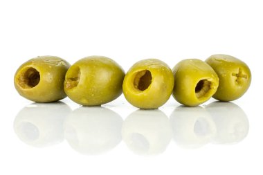 Beyaz üzerine izole çekirdekli yeşil zeytin