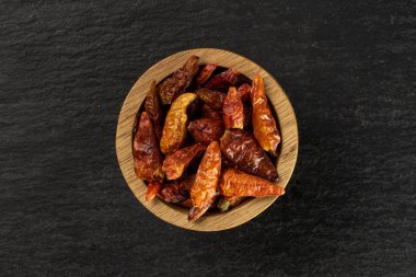 Gri taş üzerine kuru kırmızı biberoncino biber