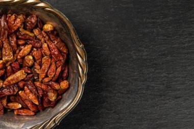 Gri taş üzerine kuru kırmızı biberoncino biber