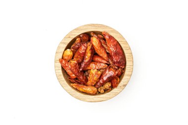 Kuru kırmızı pepperoncino biber beyaz izole