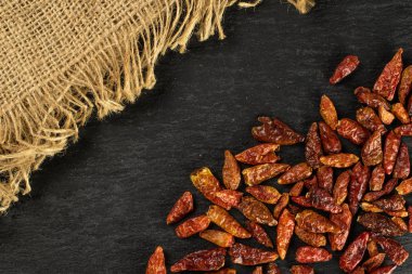 Gri taş üzerine kuru kırmızı biberoncino biber