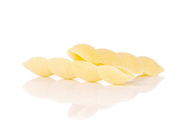 Çiğ kavatelli makarna beyaz izole