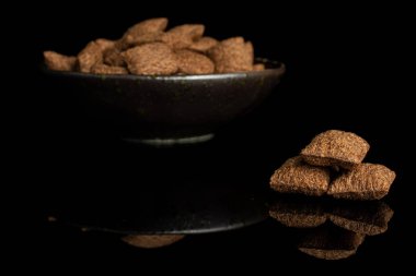 Çıtır gevrek yastık siyah cam izole