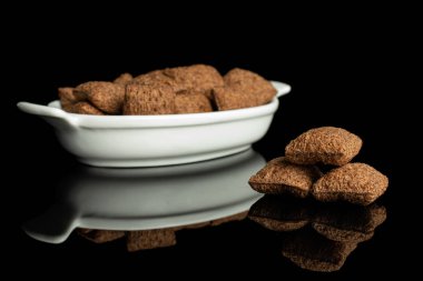 Çıtır gevrek yastık siyah cam izole