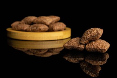 Çıtır gevrek yastık siyah cam izole