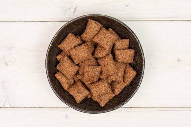 Gri ahşap üzerine gevrek tahıl yastık