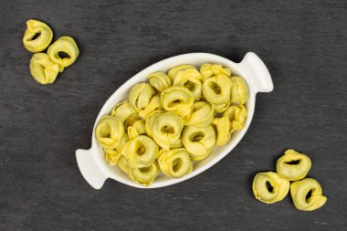Gri taş üzerinde ispanak dolu tortelloni