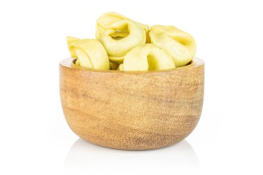 Ispanak dolgulu tortelloni beyaz izole