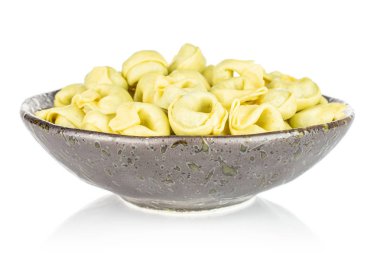 Ispanak dolgulu tortelloni beyaz izole