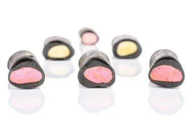 Siyah meyan kökü şeker beyaz izole