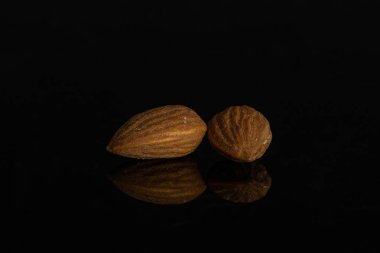 Kahverengi badem fıstığı siyah cam izole