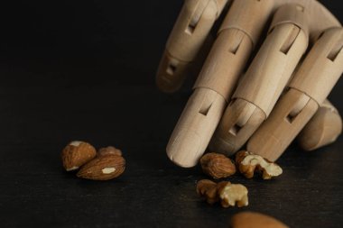 Kahverengi badem fıstığı gri taş üzerinde izole